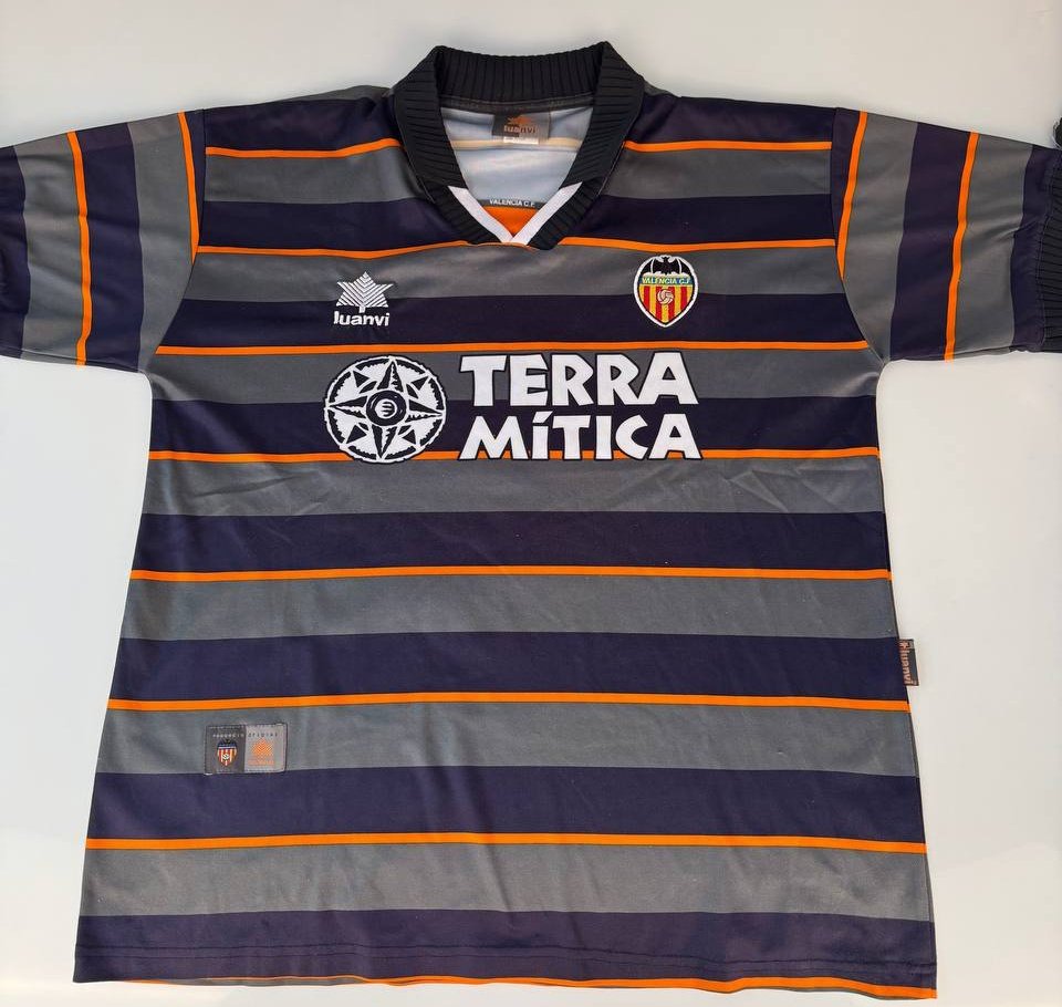 FerElTomatxAzul's tweet image. ⚽️SORTEO FUTHOOPS⚽️

Una camiseta histórica del Valencia a elegir (envíos a España)

Requisitos:

- Seguir a @Futhoops y a mí
- Dar RT a este tweet
- (opcional) mencionar a un amigo 

Ganador este domingo ‼️‼️‼️