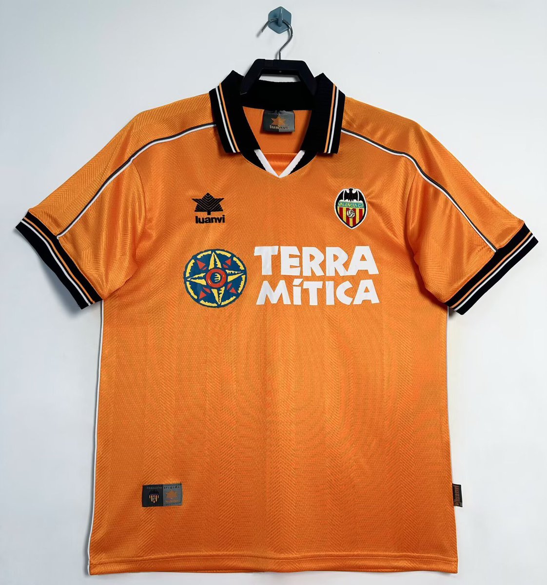 FerElTomatxAzul's tweet image. ⚽️SORTEO FUTHOOPS⚽️

Una camiseta histórica del Valencia a elegir (envíos a España)

Requisitos:

- Seguir a @Futhoops y a mí
- Dar RT a este tweet
- (opcional) mencionar a un amigo 

Ganador este domingo ‼️‼️‼️