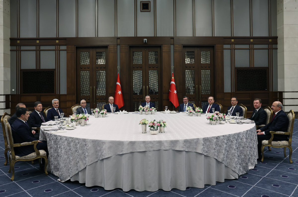 Cumhurbaşkanımız <a href="/RTErdogan/">Recep Tayyip Erdoğan</a>, yasama, yürütme ve yargı organlarının temsilcileri ile Cumhurbaşkanlığı Külliyesindeki akşam yemeğinde bir araya geldi.