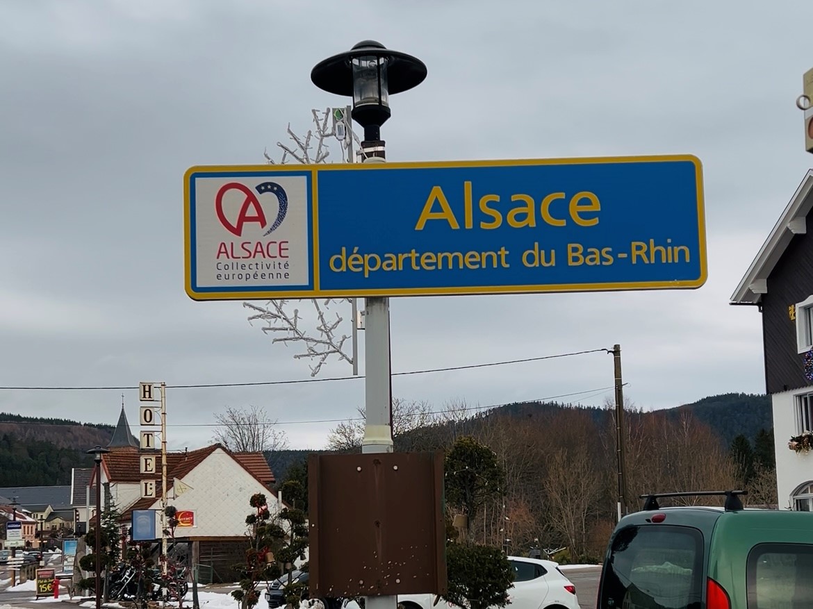 🇮🇩[ALSACE/Elsàss] "Bienvenue en #Alsace" ! Pose du 1er panneau rouge et blanc marquant l'entrée en #Alsace, ce mercredi à Saâles dans la Vallée de la Bruche ! 33 nouveaux panneaux qui s'ajoutent aux panneaux "Alsace" bleus installés en 2021. #CollectivitéEuropéenneAlsace