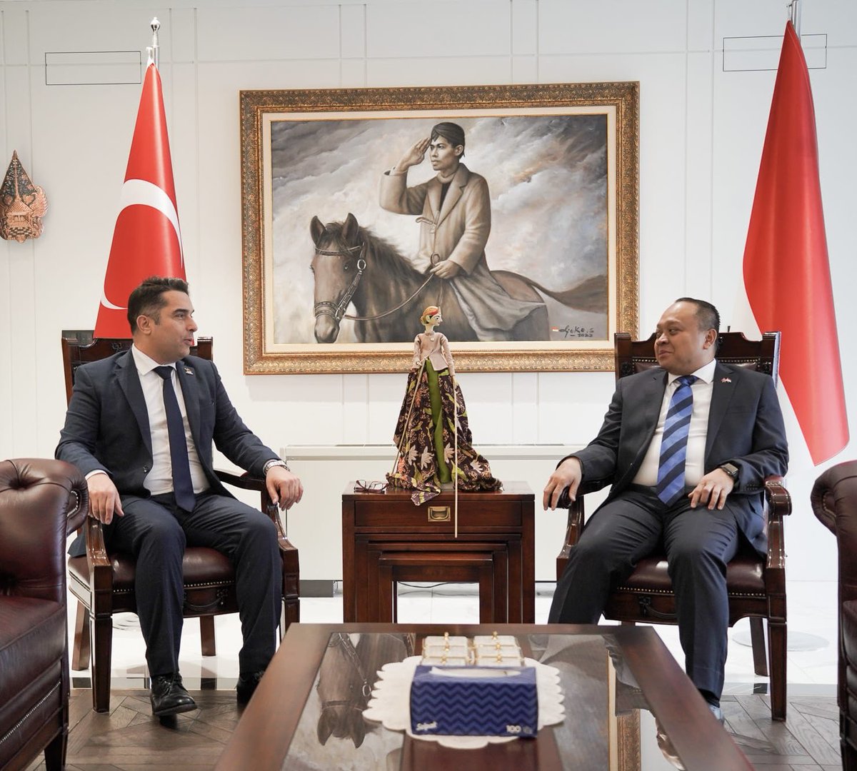 Endonezya Büyükelçisi Sayın Achmad Rizal Purnama ile enerji depolama ve ileri batarya teknolojilerinde Türkiye-Endonezya iş birliği potansiyelini değerlendirdik. ASPİLSAN Enerji olarak sürdürülebilir küresel enerji vizyonumuzla iş birliklerini kararlılıkla sürdürüyoruz. #ASPİLSAN