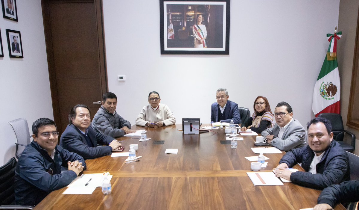rosaicela_'s tweet image. Junto con mis compañeros @mario_delgado y @Letamaya nos reunimos con el gobernador de #Oaxaca, @salomonj, para seguir trabajando en conjunto en favor del pueblo oaxaqueño. 🇲🇽 @Claudiashein #CésarYáñez