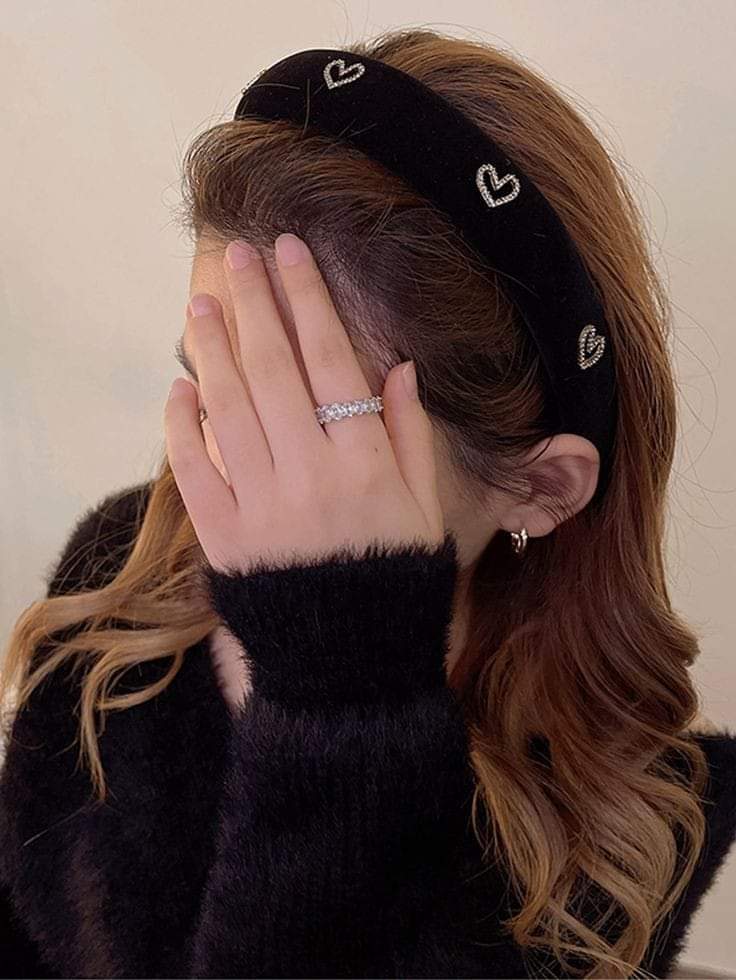 أنا لستُ عاشقة
أنا أثرُك
حين تغيب

والحنين
 الذي يوقظك
دون أن تعرف لماذا