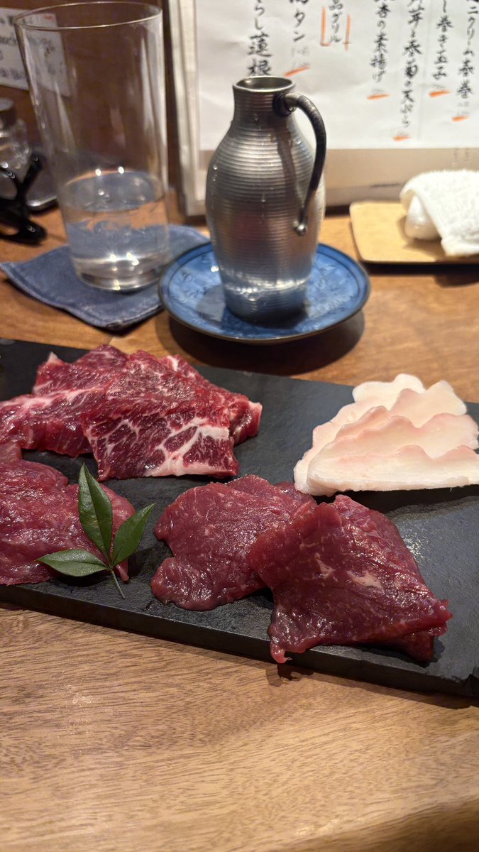 美味しい馬肉食べて日本酒飲んで幸せすぎる