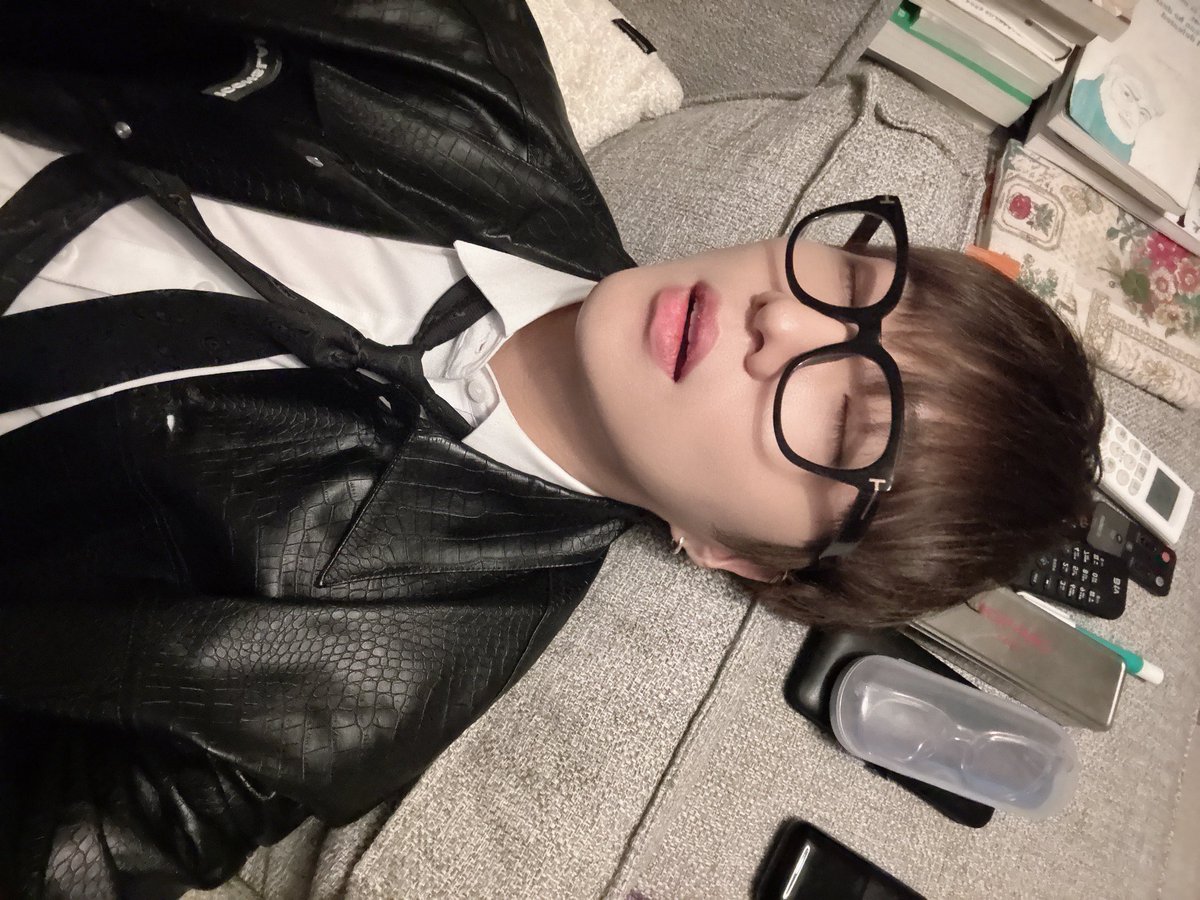 proudbboyy's tweet image. 본인 게으름 어필하면서 집가자마자 바로 쇼파에 눕는다곸ㅋㅋㅋㅋ ㄹㅇ 실천하셨네 ㅠ ㅠ