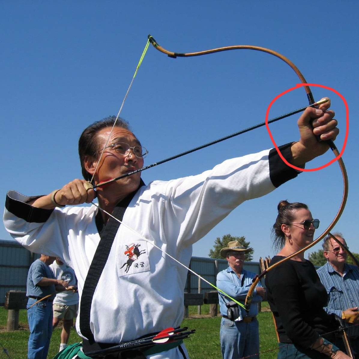 idae104819's tweet image. 그러고보니 최근에 알아낸 재미있는 디테일이 있다. 한국은 활이 짧아서 대를 꽉 잡고 쏘는데 일본은 활이 길어서 그러지 않는다고 함. 이게 일본 전통 활 특징인데(양궁은 저런식으로 안 잡음) 그래서 그런가 스쿠나도 활을 쏠 때 저런식으로 잡음... 아진짜 사소한건데 개좋아서 미치는 줄ㅋㅋ