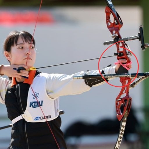 idae104819's tweet image. 그러고보니 최근에 알아낸 재미있는 디테일이 있다. 한국은 활이 짧아서 대를 꽉 잡고 쏘는데 일본은 활이 길어서 그러지 않는다고 함. 이게 일본 전통 활 특징인데(양궁은 저런식으로 안 잡음) 그래서 그런가 스쿠나도 활을 쏠 때 저런식으로 잡음... 아진짜 사소한건데 개좋아서 미치는 줄ㅋㅋ