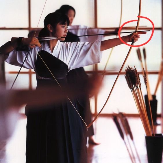 idae104819's tweet image. 그러고보니 최근에 알아낸 재미있는 디테일이 있다. 한국은 활이 짧아서 대를 꽉 잡고 쏘는데 일본은 활이 길어서 그러지 않는다고 함. 이게 일본 전통 활 특징인데(양궁은 저런식으로 안 잡음) 그래서 그런가 스쿠나도 활을 쏠 때 저런식으로 잡음... 아진짜 사소한건데 개좋아서 미치는 줄ㅋㅋ