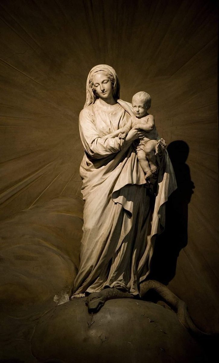 levisback's tweet image. Salve Rainha

Salve, Rainha, 
mãe de misericórdia, 
vida, doçura, esperança nossa, salve! 
A Vós bradamos, 
os degredados filhos de Eva. 
A Vós suspiramos, gemendo e chorando 
neste vale de lágrimas. 
Eia, pois, advogada nossa, 
esses Vossos olhos misericordiosos 
a nós volvei.…