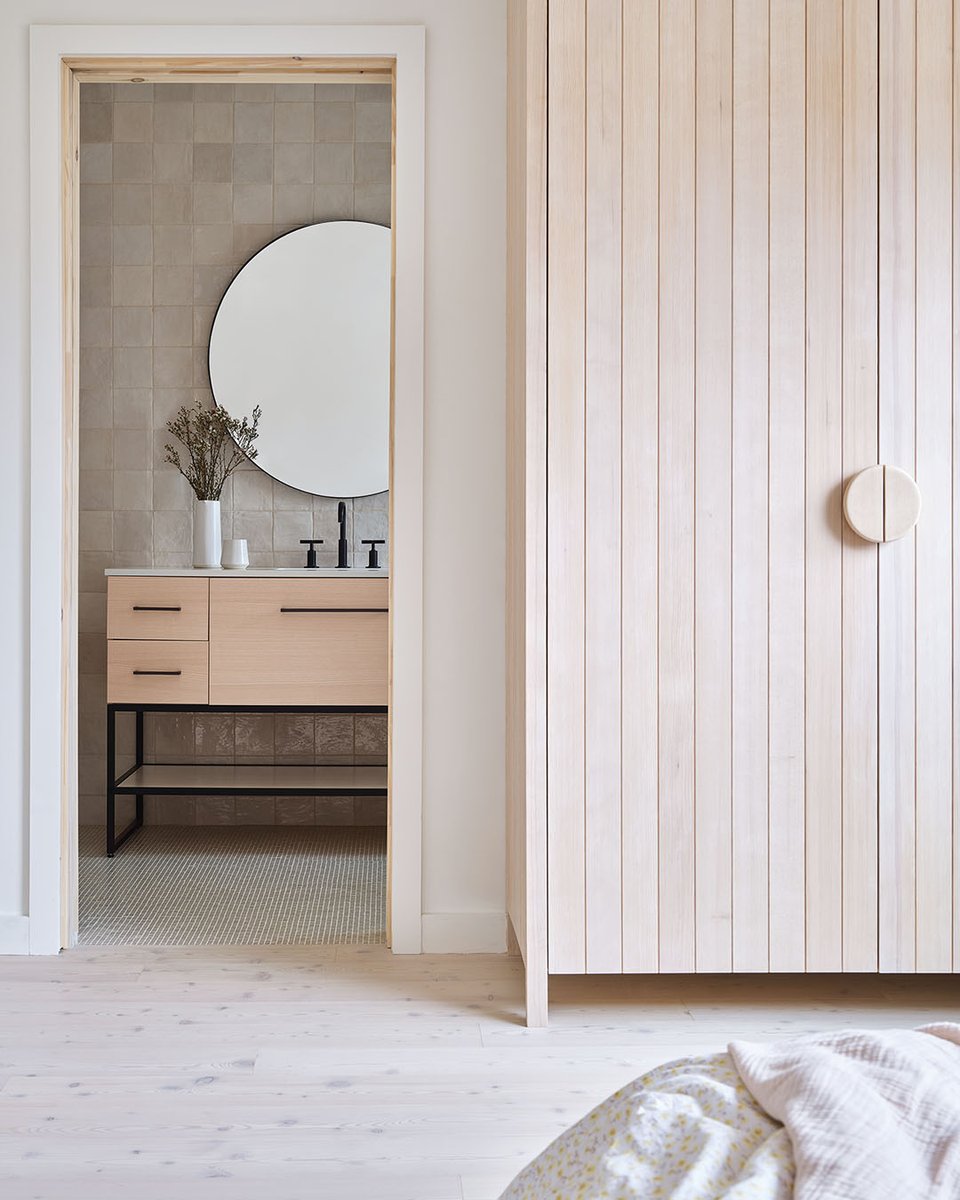 « Il était important de conserver l’atmosphère de l’ancienne farmhouse et d’y apporter une touche d’inspiration danoise. Nous avons réussi à créer une cohésion qui allie des éléments modernes à des détails patrimoniaux. » - @alisonmilneco
bit.ly/3L7ytgF

@riley_s_photo