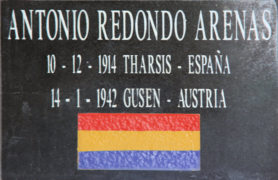 #OTD en 1942 fue asesinado en el campo de concentración de Gusen

ANTONIO REDONDO ARENAS
🔻 #deportado, de Tharsis.

En la pared del edificio [moderno] que alberga los hornos crematorios del campo, una placa le recuerda.

#RememberGusen