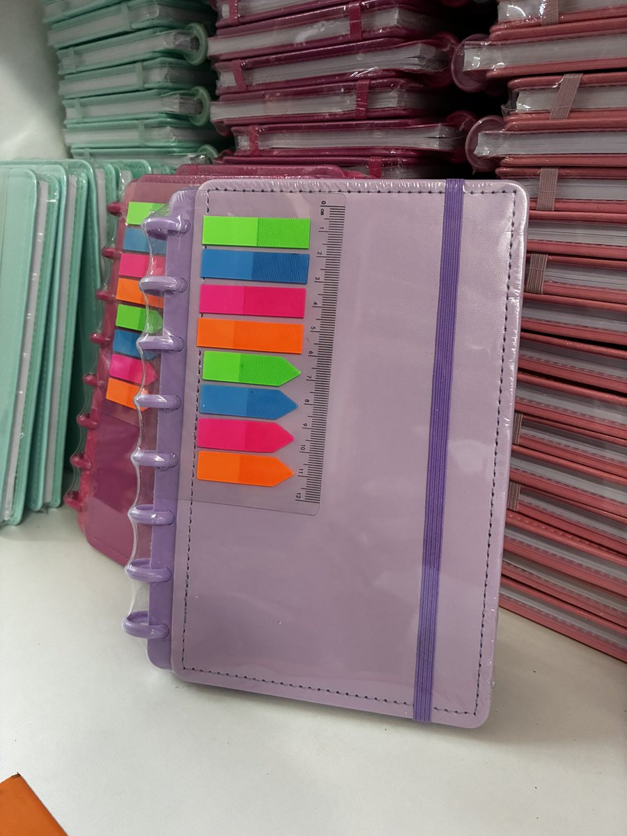 studymedane's tweet image. Oi pessoal 
Estou vendendo alguns materiais de estudo.
Vou deixar fotos e valores, quem se interessar pode me chamar no direct. (Tem outras cores também). 

Caderneta Disco - R$ 42
Caderno A5 Disco - R$ 45
Caderno Inteligente - R$ 80