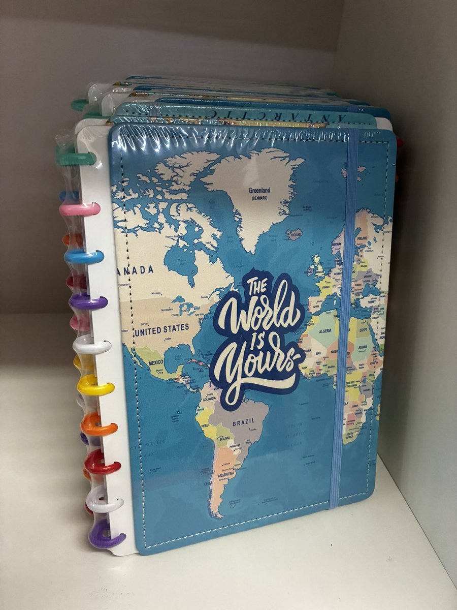 studymedane's tweet image. Oi pessoal 
Estou vendendo alguns materiais de estudo.
Vou deixar fotos e valores, quem se interessar pode me chamar no direct. (Tem outras cores também). 

Caderneta Disco - R$ 42
Caderno A5 Disco - R$ 45
Caderno Inteligente - R$ 80