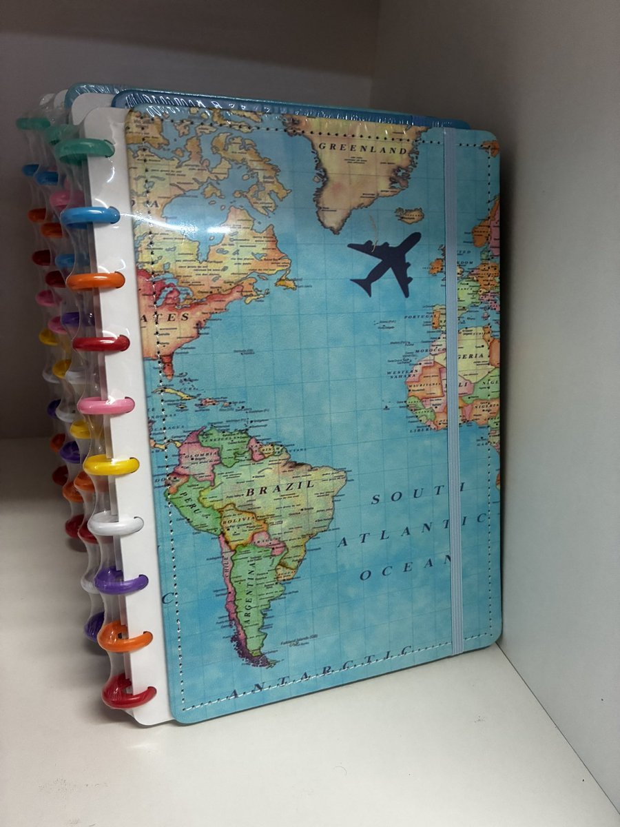 studymedane's tweet image. Oi pessoal 
Estou vendendo alguns materiais de estudo.
Vou deixar fotos e valores, quem se interessar pode me chamar no direct. (Tem outras cores também). 

Caderneta Disco - R$ 42
Caderno A5 Disco - R$ 45
Caderno Inteligente - R$ 80