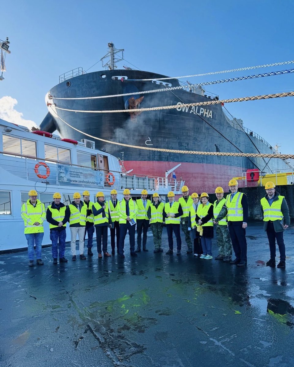 hugodejonge's tweet image. Vandaag luitenant-generaal Elanor Boekholt-O’Sullivan en kolonel Peter van Iersel op bezoek en een grote delegatie van Defensie. Juist deze tijd biedt allerlei kansen voor nieuwe samenwerking. Goed om die met elkaar te verkennen. 

🔗 linkedin.com/posts/hugo-de-…