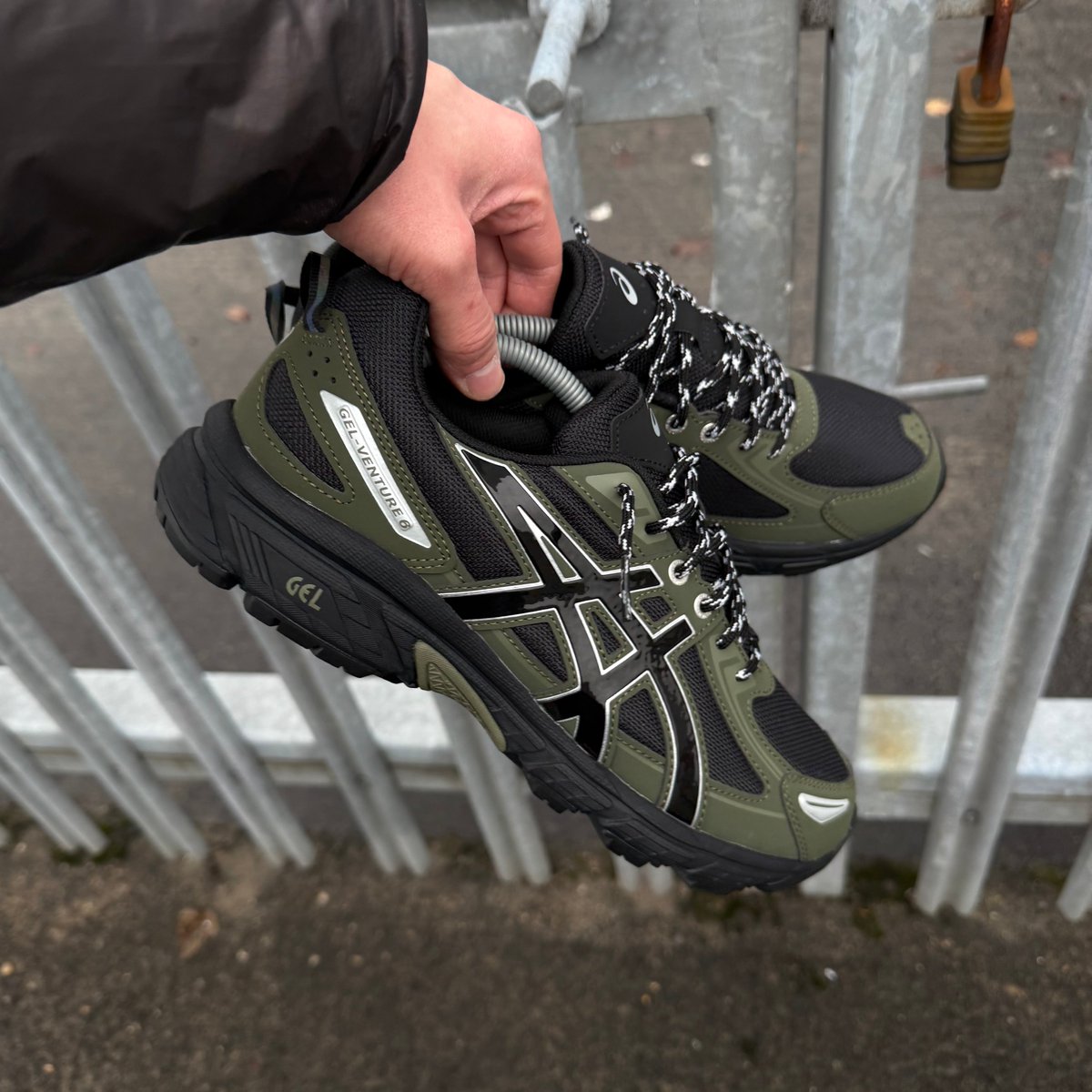 Products's tweet photo. Elevate your trail game with ASICS GEL VENTURE 6 in black/khaki. Authentic, true-to-size comfort.