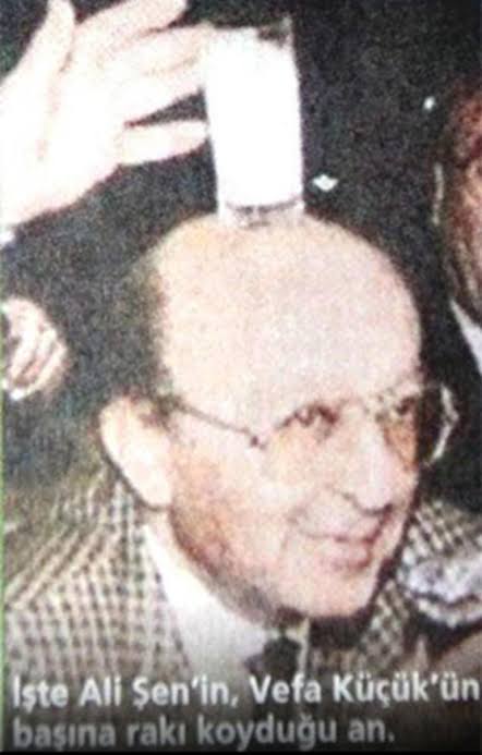 ZaferSener3's tweet image. Başkanı tarafından kafasına rakı kadehi konulan ne başkan adayımız nede divan başkanımız olmuştur.
G.SARAY 'lı olmak şereftir.❤️💛