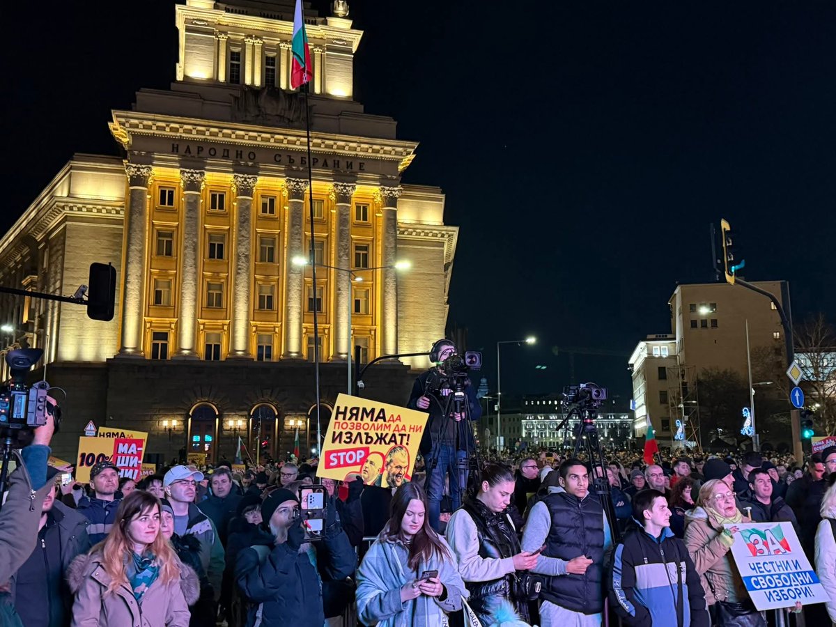 Martin_Penov's tweet photo. 🇧🇬 Bulgarians are out in the streets again, demanding free and fair elections through the use of voting machine.

Today GERB and DPS attempted to sabotage the electoral reforms proposed by PP-DB. It is clear that free elections are a direct threat to the ruling coalition. https://t.co/NRKdxVDZM3