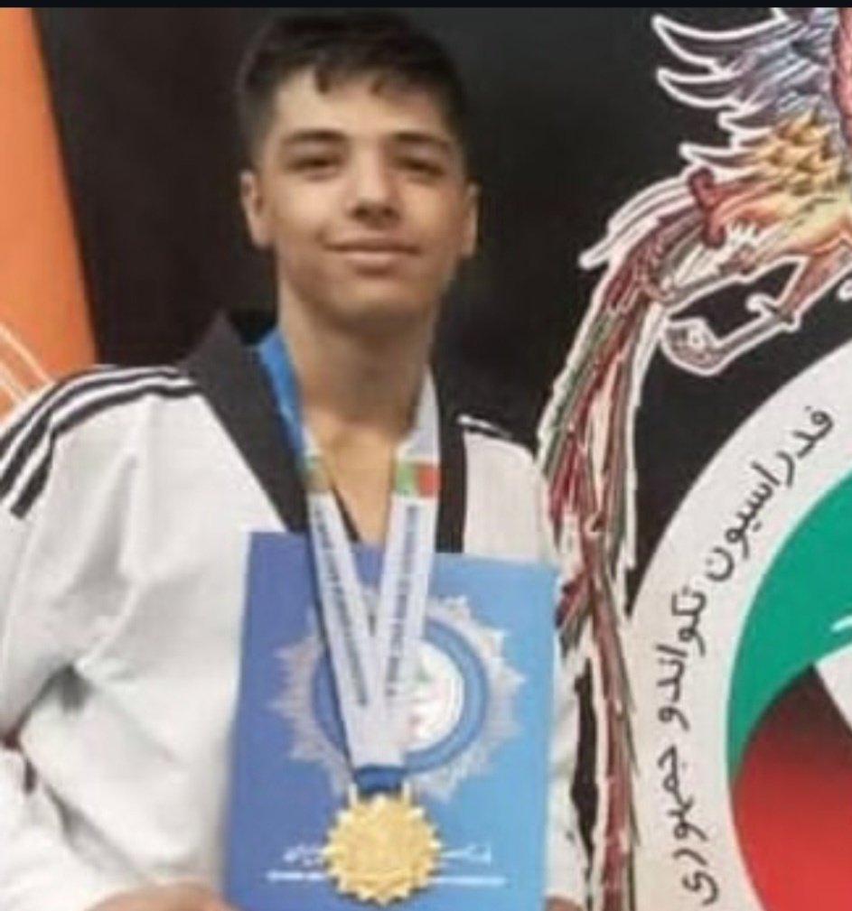 یکی دیگر از آن هزاران نفر، عضو تیم ملی نوجوانان تکواندو بود از مرودشت، ۱۹ دی به قتل رسید. فقط ۱۸ سال داشت 🖤
#امیرمحمد_کرمی
#IranMassacre