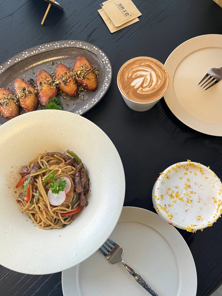 Rayacertae's tweet image. Eating without rushing is my adult luxury☕