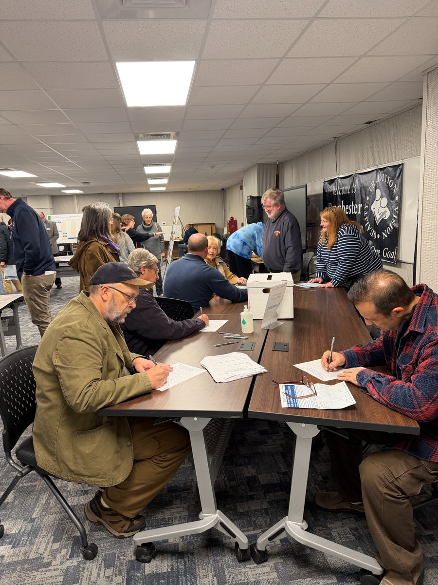 SummervilleSC's tweet photo. Last night, many community members attended the Main Street (US 17A) Improvements Project Public Information Meeting.

Couldn’t attend? There’s still time to share your thoughts online through February 13 at
https://t.co/ywKqFcnREU https://t.co/vLzIoiXAcF