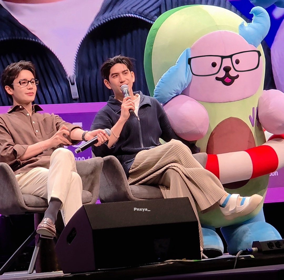 Pnxya_'s tweet image. เหมือนน้องซีโดนเฮียจิมประกบ2ข้าง