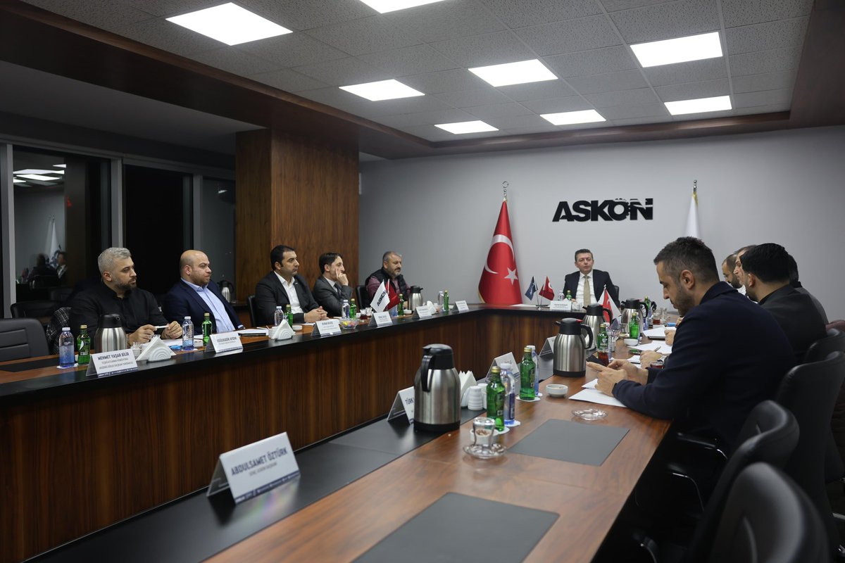13.Dönem ASKON Teşkilatlanma Komisyonu olarak 2026 yılının ilk toplantısını gerçekleştirerek teşkilatımızı güçlendirecek ve sürdürülebilir adımlarımızı attık.Kararlarımızın hayırlara vesile olmasını diler,çalışmalarımızın teşkilatımıza ve üyelerimize güç katmasını temenni ederiz.