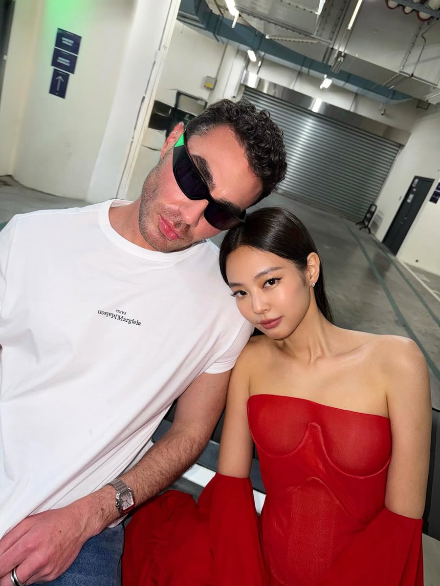 JENNIE NEWS tweet media