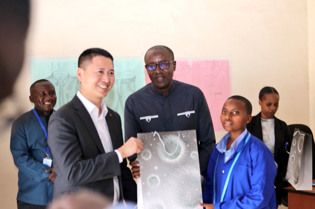 RwamaganaDistr's tweet image. Today Mayor @RadjabM and @aeerwanda Country Director received H.E Leung Chun-Ying, Chairman of GX Foundation and Amb. Gao Wenqi of @ChinaEmbinRW who visited AEE-funded projects in our District; including Center for Champion TSS and solar energy to residents of Byinza Cell,Rubona.