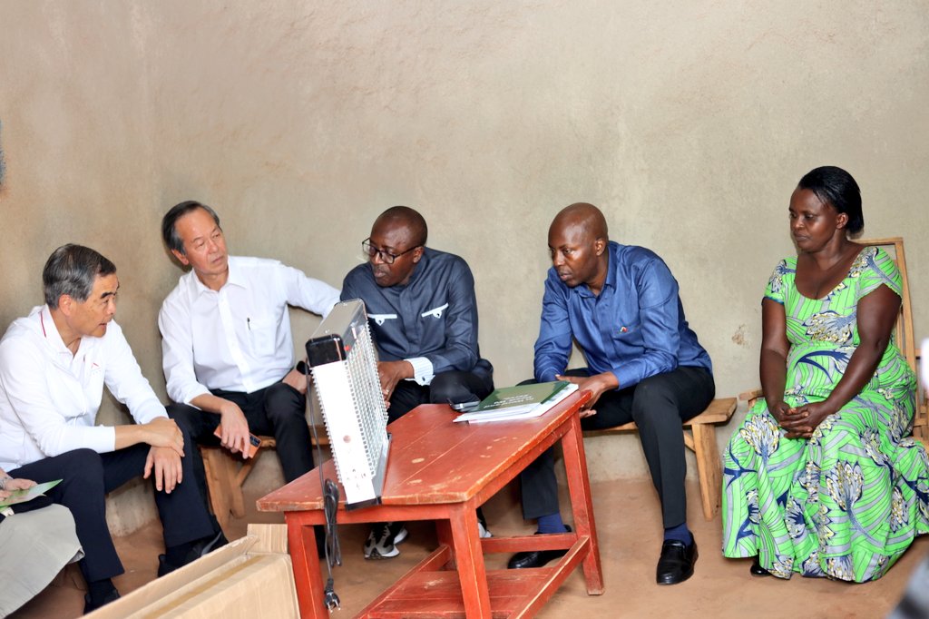 RwamaganaDistr's tweet image. Today Mayor @RadjabM and @aeerwanda Country Director received H.E Leung Chun-Ying, Chairman of GX Foundation and Amb. Gao Wenqi of @ChinaEmbinRW who visited AEE-funded projects in our District; including Center for Champion TSS and solar energy to residents of Byinza Cell,Rubona.
