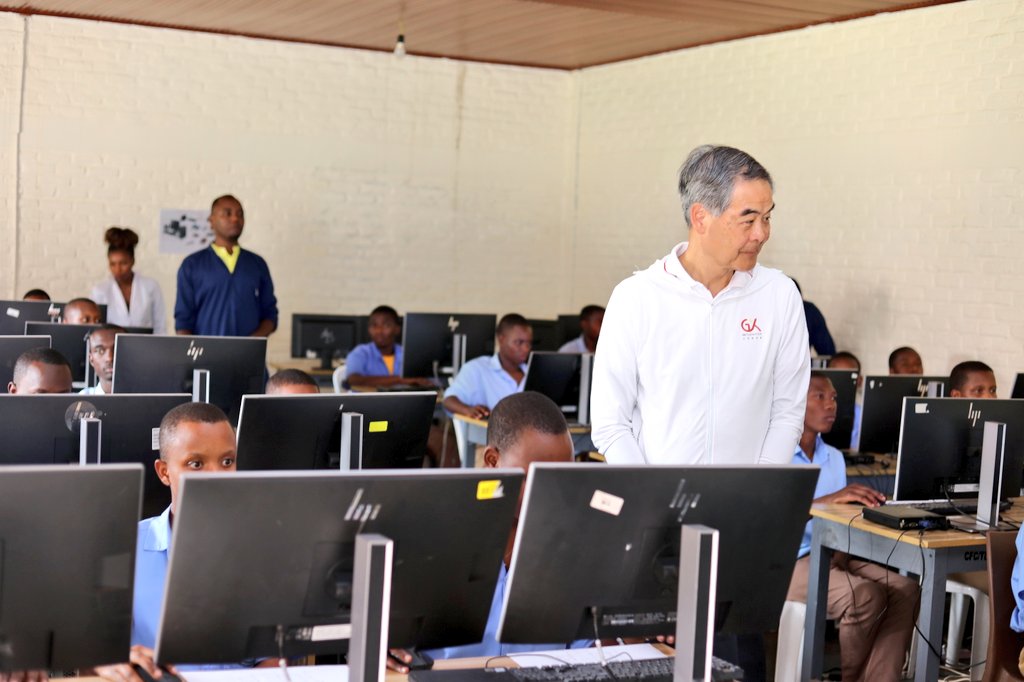 RwamaganaDistr's tweet image. Today Mayor @RadjabM and @aeerwanda Country Director received H.E Leung Chun-Ying, Chairman of GX Foundation and Amb. Gao Wenqi of @ChinaEmbinRW who visited AEE-funded projects in our District; including Center for Champion TSS and solar energy to residents of Byinza Cell,Rubona.