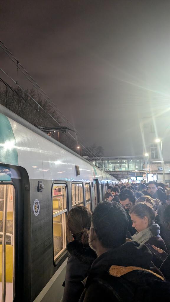 fxqoff's tweet photo. @RERB @phildarvador Ce qui a perturbé le trafic c'est surtout :
- décision de supprimer un train BLINDÉ en gare de Denfert pour  "régulation" (?)
- actionnement d'un système d'alarme dans le train vide qui était déjà en train de repartir (??)
- blocage du train en gare pendant 20min
Non ? 😂 https://t.co/fFI4lNnnTT