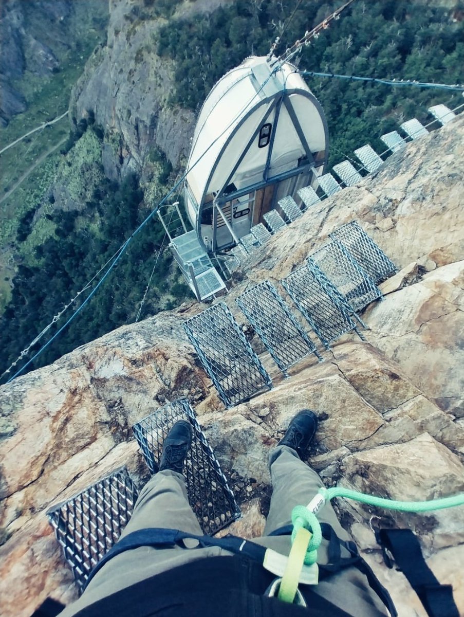 Así empieza la aventura en OVO Patagonia. La vía ferrata es la "entrada al abismo" Esa capsula esta a 340 metros de altura. Allí pasé la noche. Te lo cuento vía <a href="/LANACION/">LA NACION</a> 

lanacion.com.ar/sociedad/ovo-p…