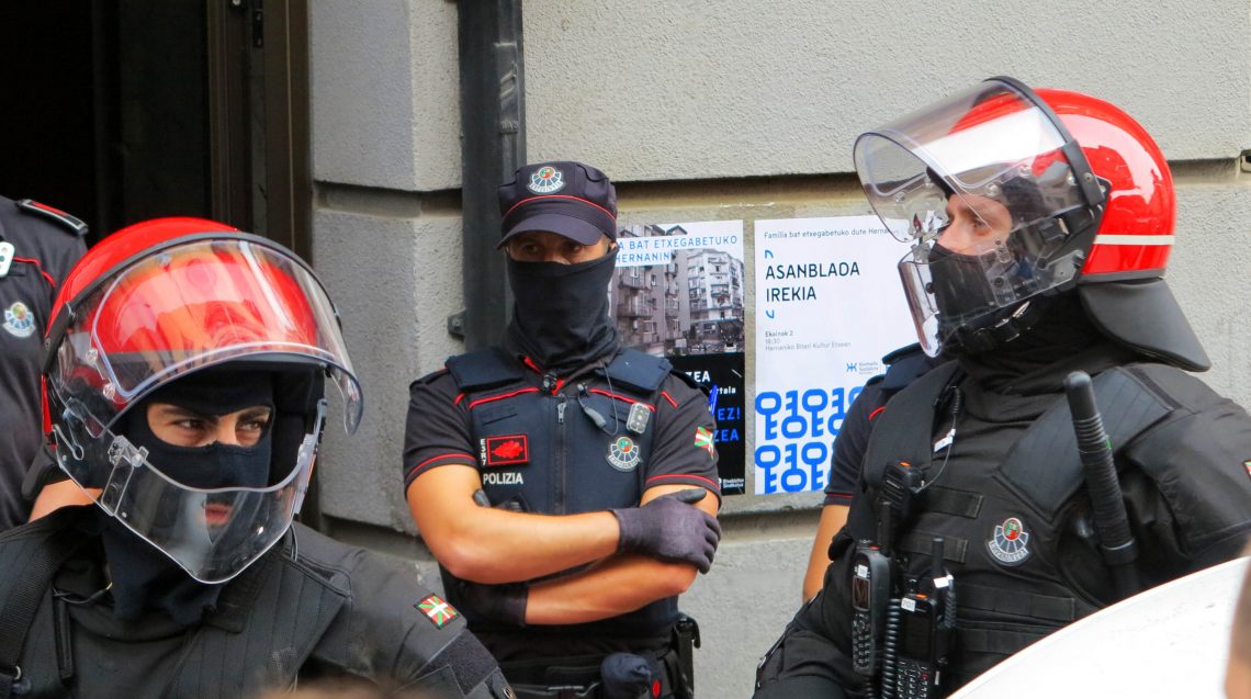 Los matones del ICE de Trump actúan con la cara tapada, para poder hacer impunemente cosas malas que podrían suponerles responsabilidades penales o como mínimo, avergonzarles ante su entorno social.
Menuda banda de cabrones.