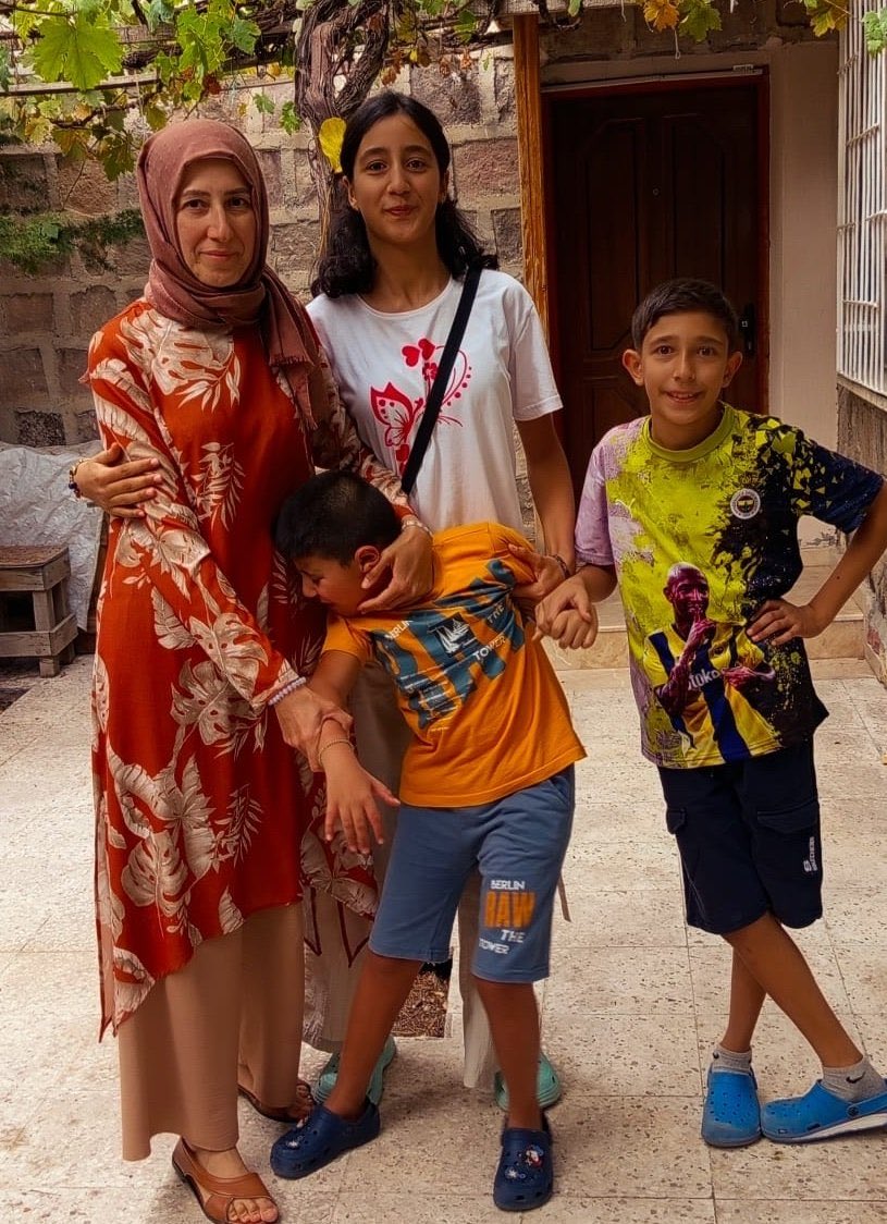 3 çocuğu olan Venhar Hanım' ın rn küçük çocuğu İhsan, fiziksel, zihinsel ve %95 görme engelli ve özel bakıma muhtaç  annesine ihtiyacı var.

VenharCanİçin Empati