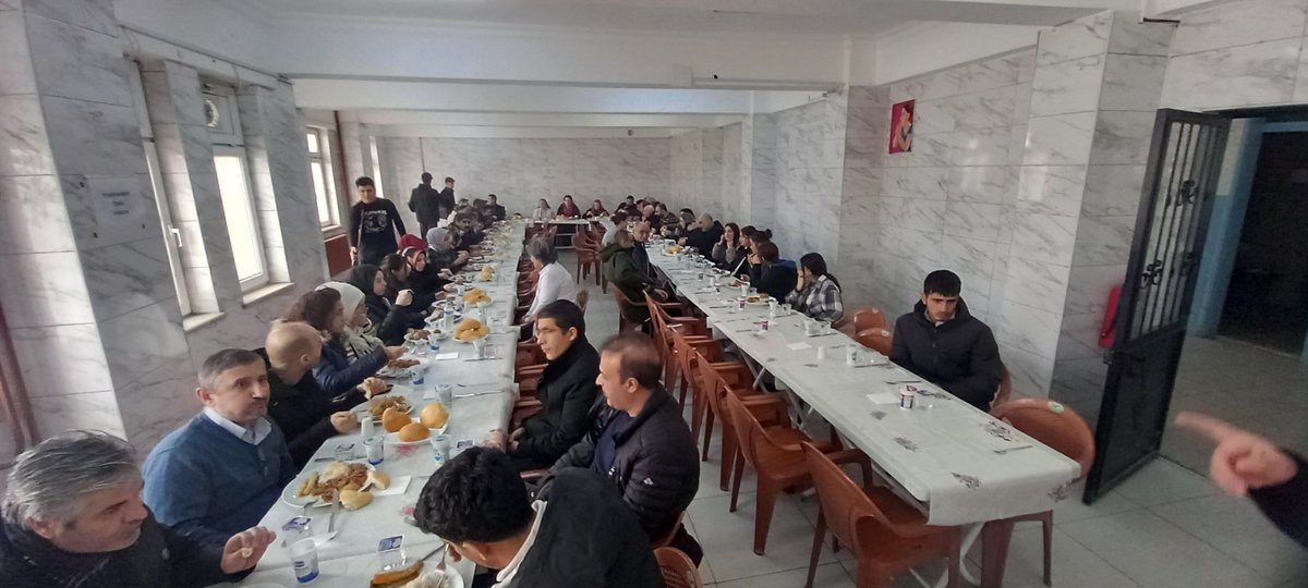 🏗Yoğun ve verimli,başarılı dönemin ardından, keyifli bir 🍲yemekte okulumuz Öğretmen ve personellerimiz 🚻ile bir araya gelerek Bir dönemin daha sonuna yaklaşırken,   
♻️Yeni döneme moral depolayarak başlamak dileğiyle..
