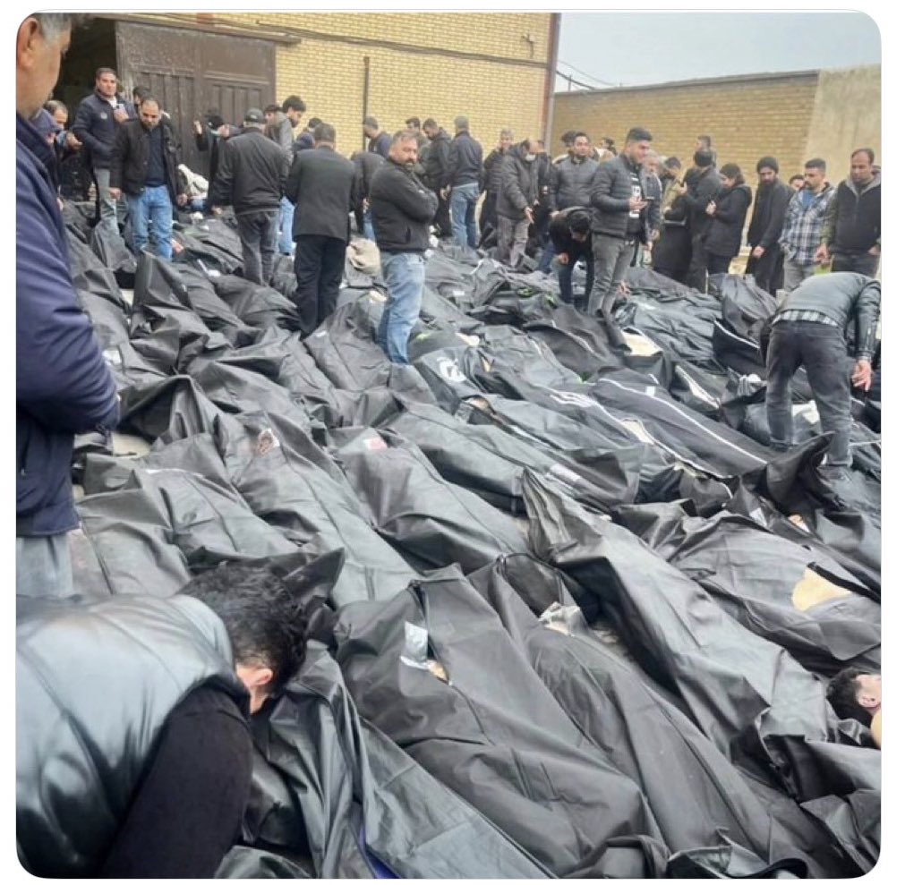 JoOldoo's tweet image. خانم علینژاد و خانم علیدوستی! کسی نمیپرسه توی این کیسه‌ها پیکر مرد گذاشتن یا زن
آقای اسماعیلیون! کسی نمیپرسه پیکر توی این‌کیسه‌ها گرایش جنسیش چی بود یا نظرش راجع به اسرائیل چی بود
آقای جوانمردی و آقای مهتدی! کسی نمیپرسه پیکر داخل این کیسه کرد بود یا ترک بود یا عرب بود یا …
ولی…