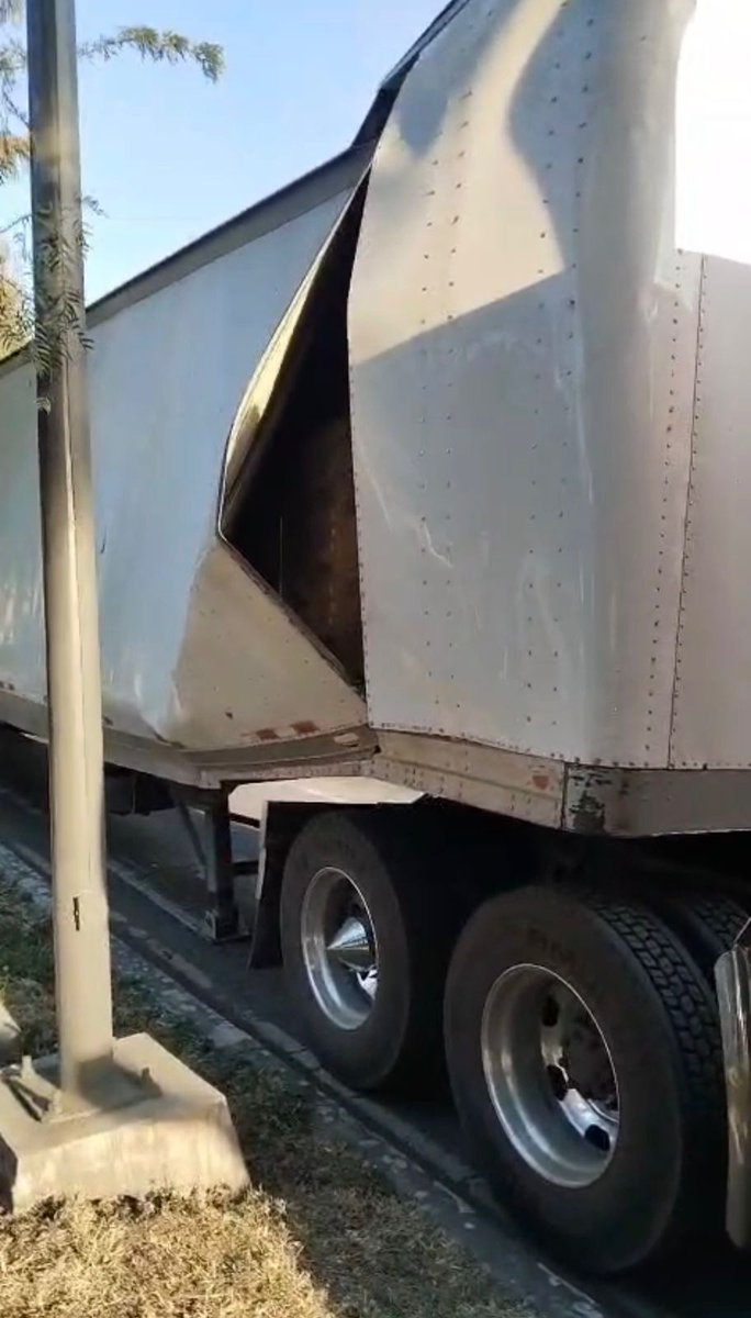 POSTACDMX's tweet photo. 🚚 #Tráiler con caja rota provoca caos en Calzada #IgnacioZaragoza 💥

La unidad transportaba cajas con cloro de #Toluca a Oaxaca; autoridades acordonaron la zona por prevención 🚧🚫

📷: @ramonramirezpe https://t.co/aLTqgkYjcH