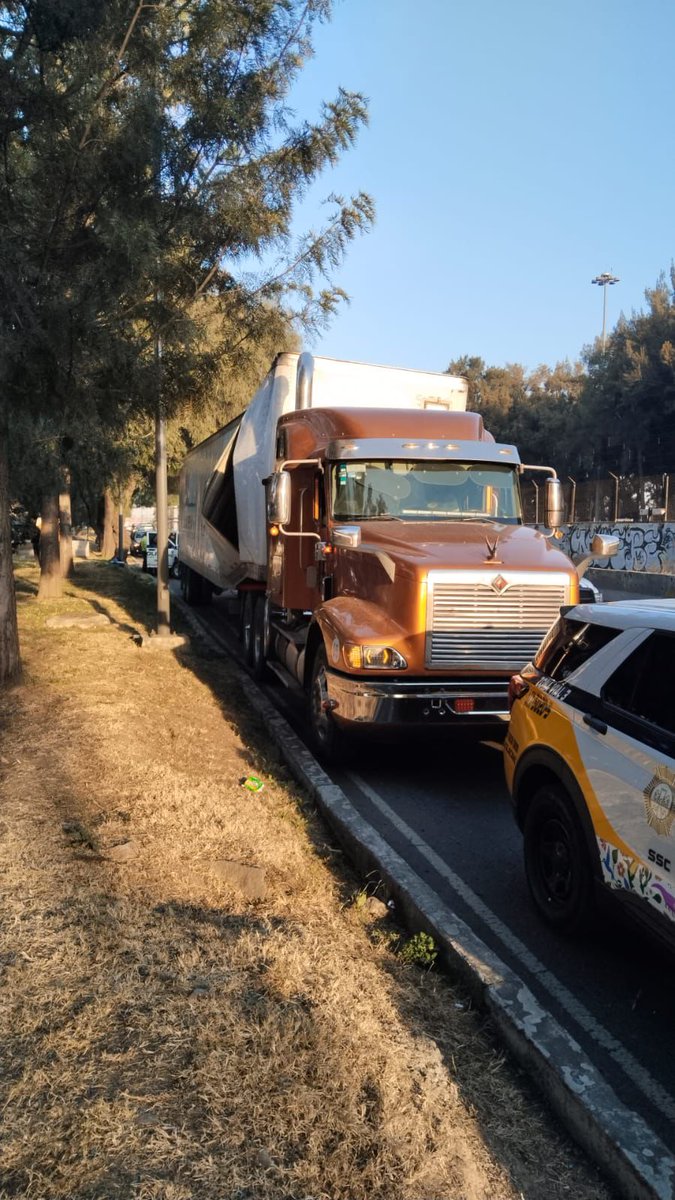 POSTACDMX's tweet photo. 🚚 #Tráiler con caja rota provoca caos en Calzada #IgnacioZaragoza 💥

La unidad transportaba cajas con cloro de #Toluca a Oaxaca; autoridades acordonaron la zona por prevención 🚧🚫

📷: @ramonramirezpe https://t.co/aLTqgkYjcH