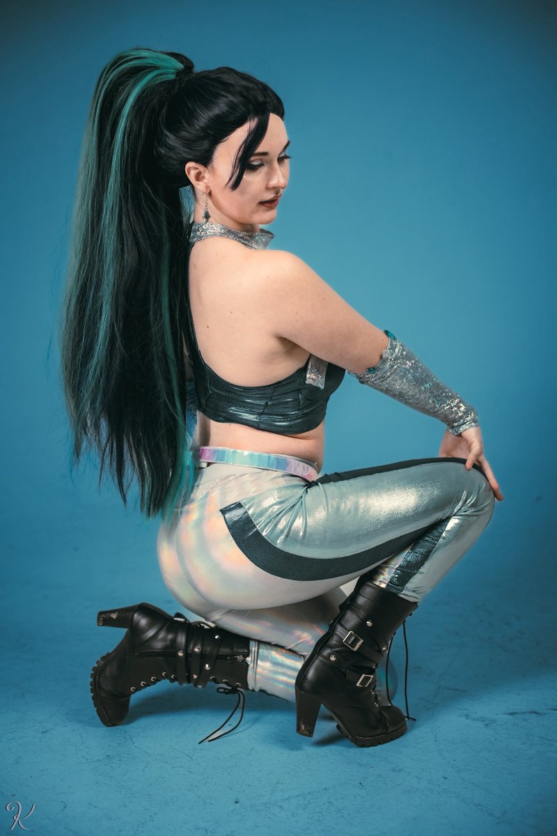 I got different DNA ✨ 

Kai’sa cosplay by me, photo by kittykatsphotography on Insta 

#LeagueOfLegends #leagueoflegendscosplay #Kaisa #kaisacosplay #KDA #kdacosplay