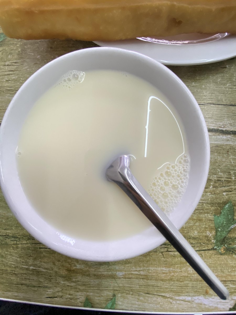 RubyS1now's tweet image. 朝の活気が最高潮。
まだ豆乳と油条（揚げパン）の屋台に着く前から、食欲をそそる香りが漂ってきます。
揚げたての油条は黄金色で、一本一本ふっくら。
大きな油鍋から店主が引き上げると、「ジュワッ」という音がして、思わず惹きつけられます😍