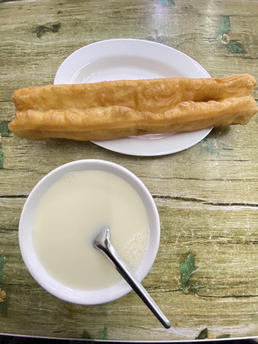 RubyS1now's tweet image. 朝の活気が最高潮。
まだ豆乳と油条（揚げパン）の屋台に着く前から、食欲をそそる香りが漂ってきます。
揚げたての油条は黄金色で、一本一本ふっくら。
大きな油鍋から店主が引き上げると、「ジュワッ」という音がして、思わず惹きつけられます😍