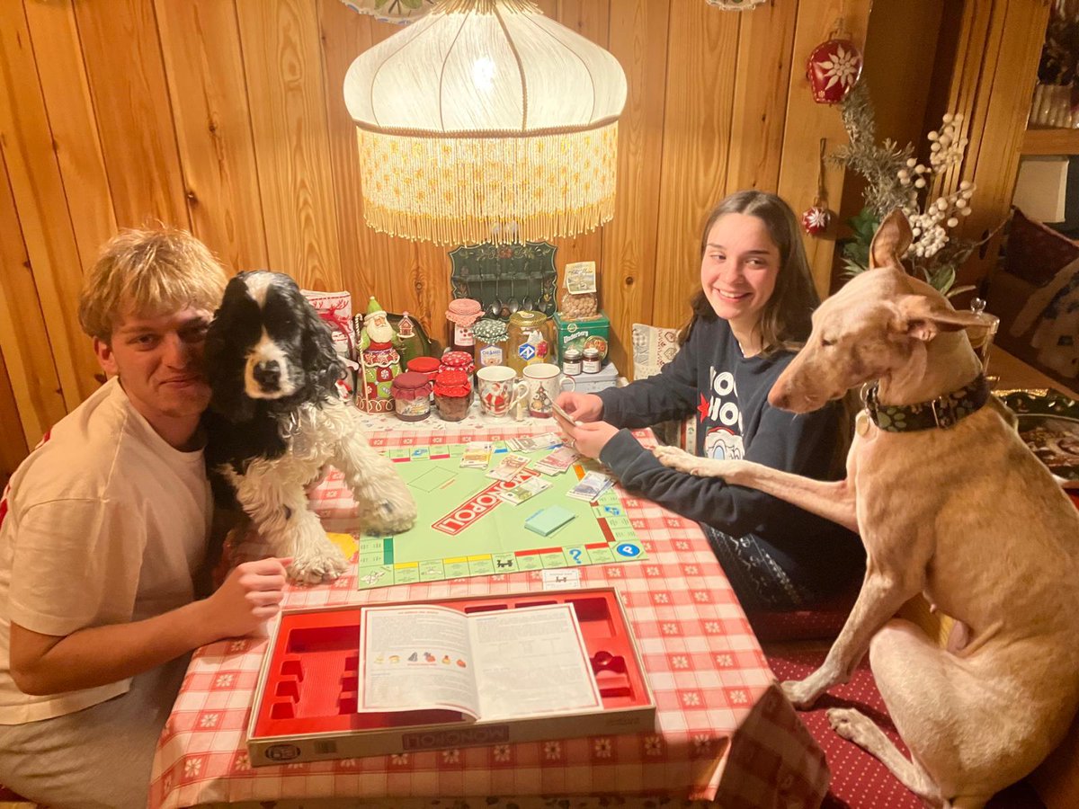 NOTIZIE DALLE ADOZIONI FELICI 

Uri e Lidia (ex Nerea) giocano a monopoli con Alessia e Matteo: come dice la loro adottante, Michaela, adottare queste creature è un regalo che uno fa a se stesso, prima ancora che un gesto di civiltà.