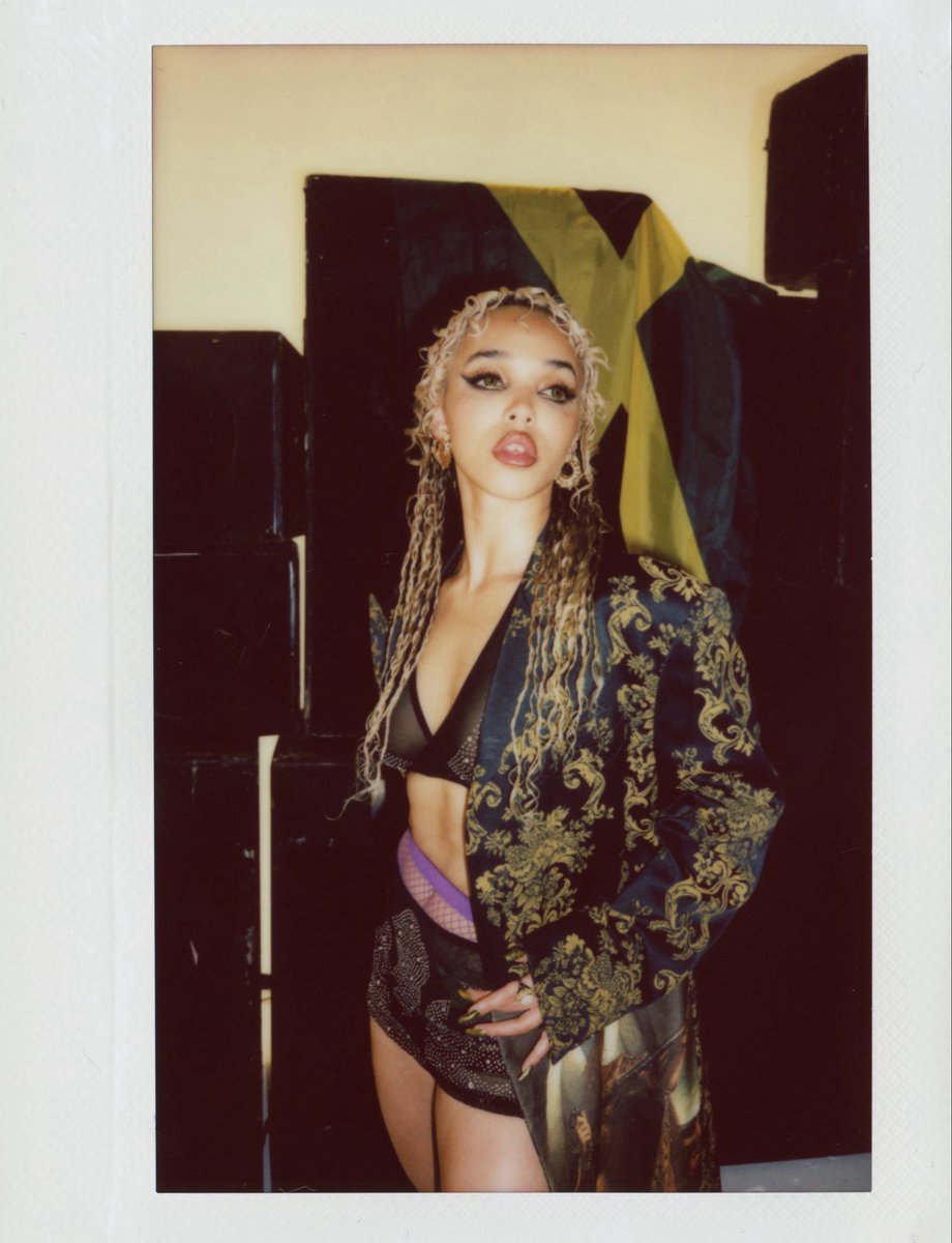 FKAtwigs's tweet image. happy birthday caprisongs