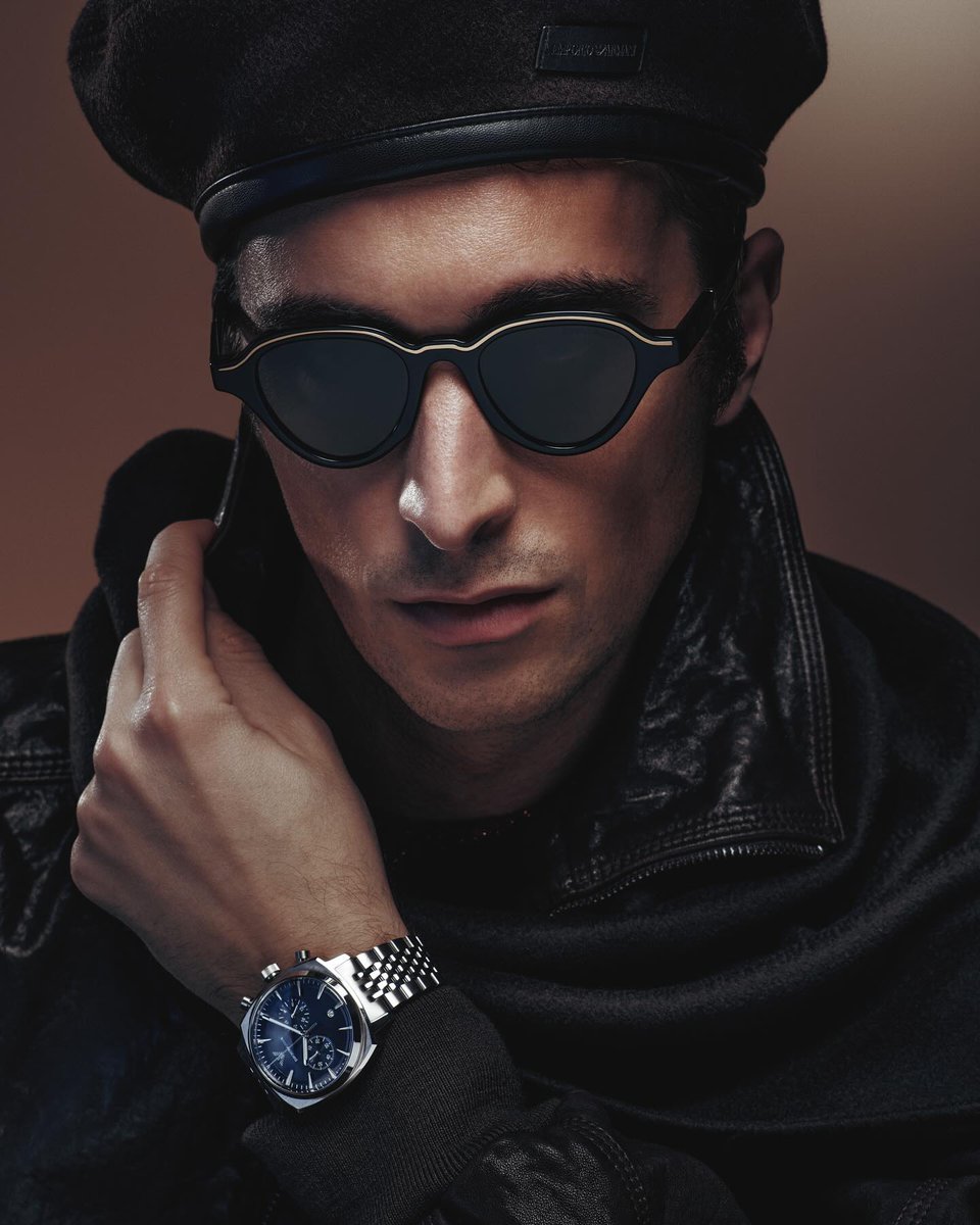 "No es solo ver bien, es cómo te ven"
Las nuevas monturas de #EmporioArmani 🦅  capturan la esencia de Milán 🇮🇹:
- líneas limpias, materiales ligeros y ese toque sofisticado que eleva cualquier look.
¿Tu mirada está lista para el siguiente nivel❓
🕶
 #cambiadelook  en #Mislata