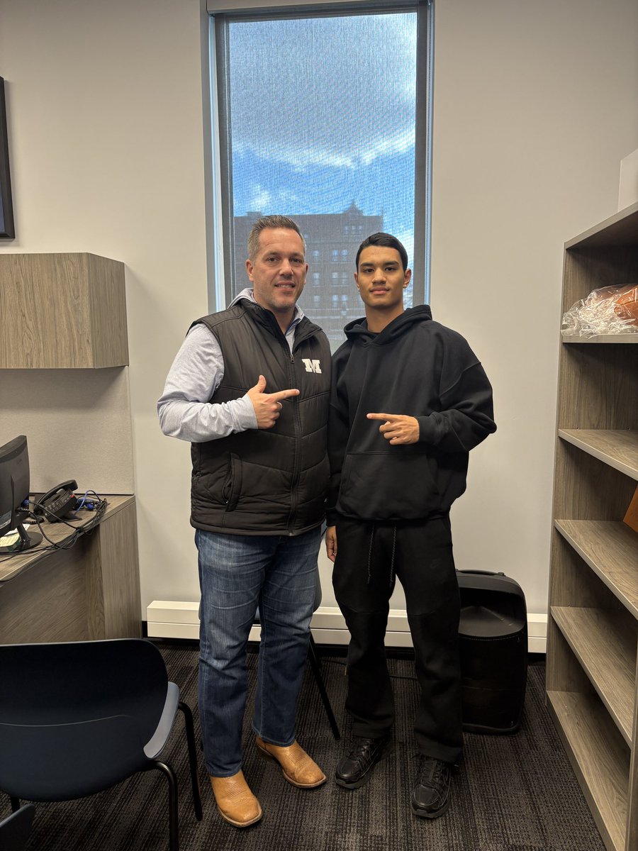 Mbauzon2's tweet photo. Had a great visit at Millikin University and @MU_BigBlueFB . Thank you to  @RiebockBilly and the coaching staff for the great visit and offer!!! #BigBlue @GunnTwyner @CoachTayJr @CoachBurket @CoachGerm79

@WoodmenFootball @coachboser https://t.co/NveVE1hQEj