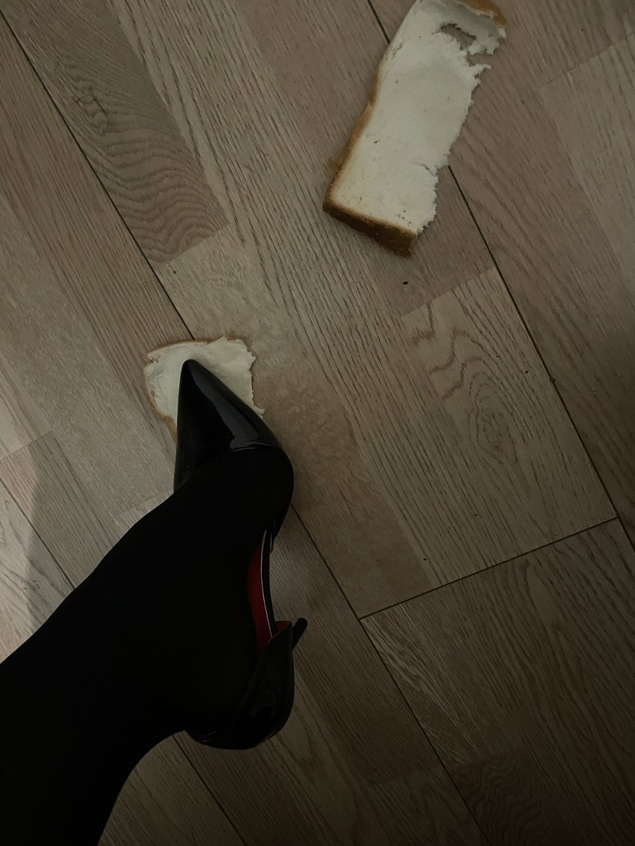 #高跟鞋控 #脚踩面包 #女S
 会不会觉得我在浪费食物啊
这个面包片太大了