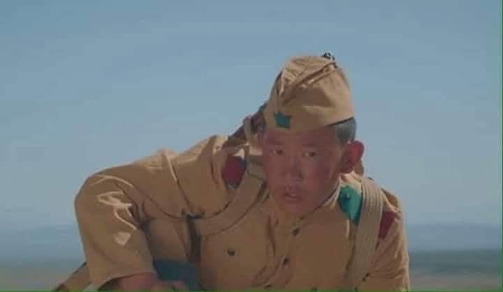 ДЭСЛЭГЧ ГЕНЕРАЛ А.И.ПЛИЕВ :

“Би хамгийн гайхалтай цэргийг Монгол цэрэг л гэнэ. Орос дайчин сүүлийн сумаа өөртөө гэж үлдээдэг байхад , Монгол цэрэг сүүлийн сумаа ч дайсандаа шигтгээд “нэгийн албал
солио, хоёрыг албал хожоо” гэдэг. 

Үхэхдээ заавал дэр авч үхнэ гэдэг нь Монгол