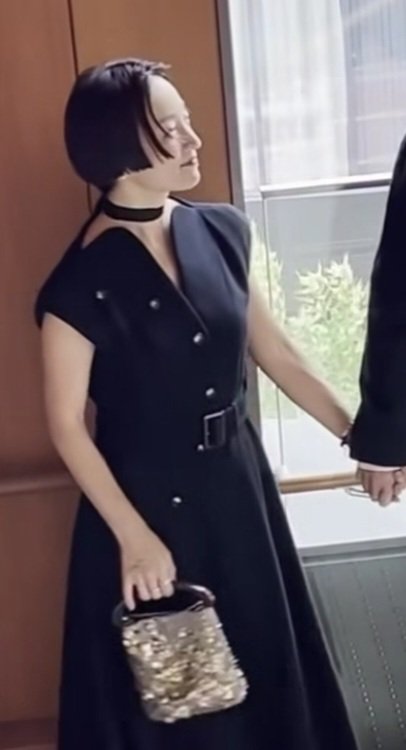 この胴回りで 自称だけでもモデル名乗れるのは やっぱり心臓が鋼だから