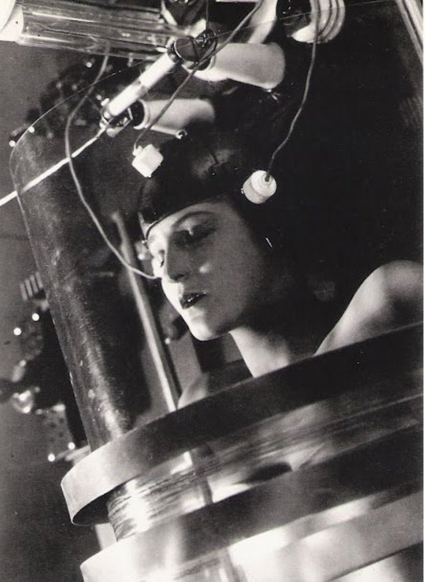 Passionissime's tweet photo. #brigittehelm in Metropolis by #lang https://t.co/MfZ2ttjdn1